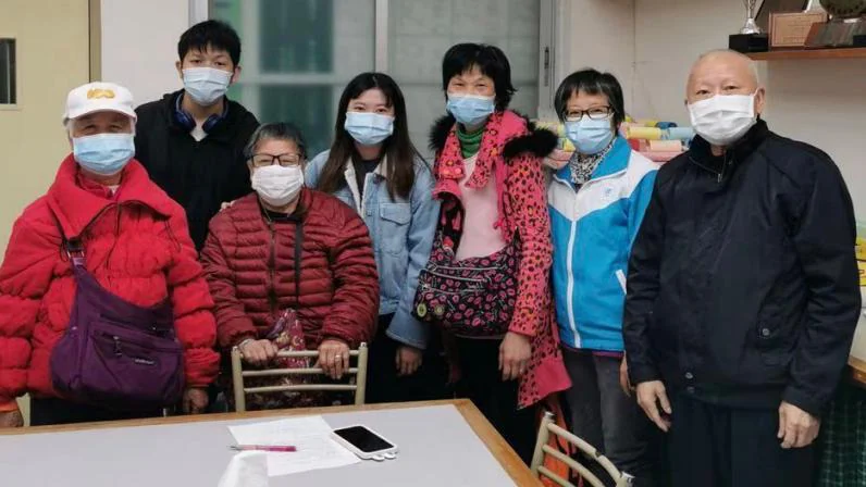洞察暮光团队与社区长者合影